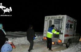انتقال کودک مریض روستایی به اورژانس بعد از ۱۰ ساعت عملیات برف روبی شبانه