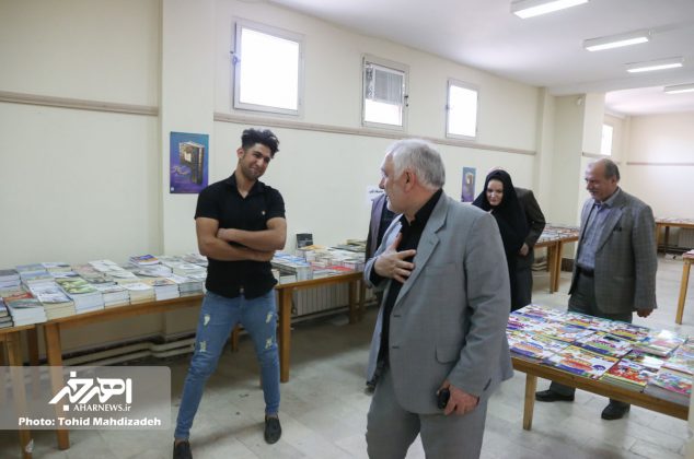حضور نماینده اهر و هریس در کتابخانه آیت الله نجفی و بازدید از نمایشگاه کتاب واقع در این مجموعه