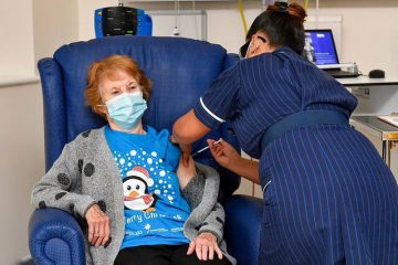 آغاز اجرای برنامه واکسیناسیون گسترده کرونا در انگلیس/ مادر بزرگ ۹۰ ساله اولین داوطلب