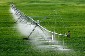 تامین آب کشاورزی شهرستان اهر از ۷ سد بزرگ و کوچک/ تجهیز ۶ هزار و ۵۰۰ هکتار از اراضی کشاورزی شهرستان اهر به سیستم‌ های آبیاری نوین