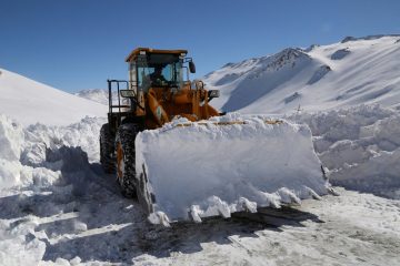 برف راه ۶۰ روستای آذربایجان‌ شرقی را مسدود کرد