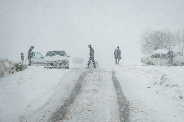 بارش سنگین برف راه ارتباطی ۱۷۰ روستای آذربایجان‌ شرقی را بست