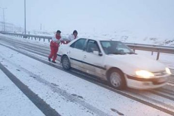امدادرسانی به بیش از ۶۰ خودرو گرفتار در برف و کولاک در محور ورزقان – اهر