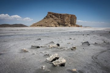 زخم وعده ها بر پیکر خشک دریاچه ارومیه/ نگین فیروزه ای شوره زار شد