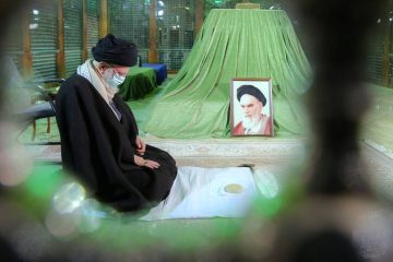 رهبر انقلاب در مرقد امام خمینی (ره) و گلزار شهدا حضور یافتند