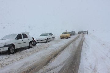 بارش برف در جاده های آذربایجان شرقی/ رانندگان توصیه های پلیس را جدی بگیرند