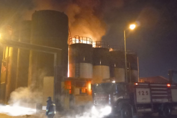 اعلام علت آتش سوزی در کارخانه تصفیه روغن در آذرشهر