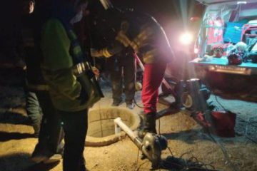 نجات افراد گرفتار در چاه قنات توسط پلیس در ورزقان