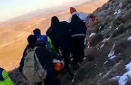  ۶ ساعت عملیات نفسگیر برای نجات مرد سقوط کرده از کوه در روستای آس کلیبر