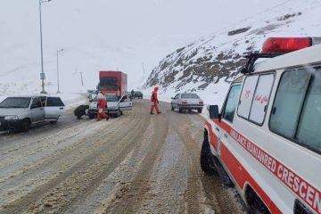 امدادرسانی راهداران آذربایجان‌ شرقی به ۱۳۴ خودرو گرفتار در کولاک