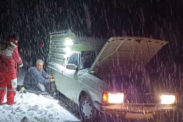 نجات ۶ فرد گرفتار در برف و کولاک ورزقان